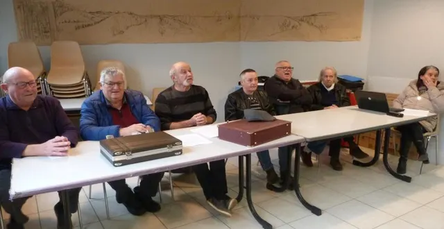 photo  au centre, didier charpentier préside l’assemblée générale des pêcheurs des sources de la braye.  &copy;  ouest-france. 