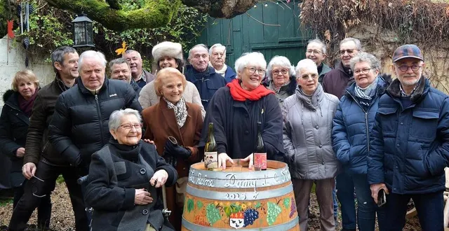 photo  les anciens rois et reines de la saint-vincent entourent dany houdemon, la nouvelle monarque, à poncé-sur-loir (sarthe).  &copy;  ouest-france 