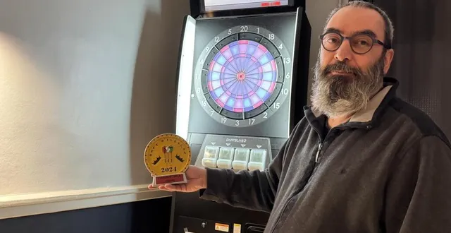 photo  à alençon, nicolas decos accueille dans le bar le toucan des joueurs de fléchettes.  &copy;  ouest-france 