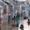 photo lors des inondations de 1995, il avait fallu évacuer en barque les riverains du quartier heuzé, au mans (sarthe).