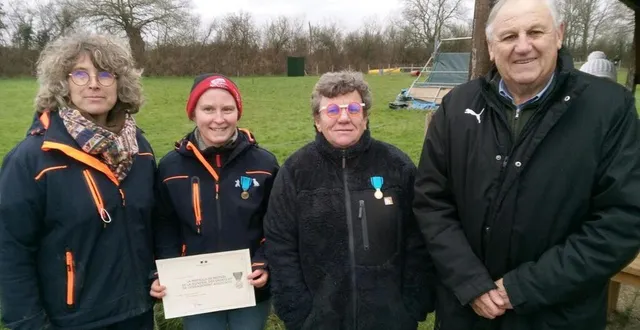 photo  audrey badouard et patricia sigogne ont reçu la médaille de bronze ministérielle de la jeunesse, des sports et de l’engagement associatif des mains de rené brugger (à droite) pour le plus grand plaisir de frédérique ortiz (à gauche), présidente du club sport canin sabolien.  &copy;  ouest-france 