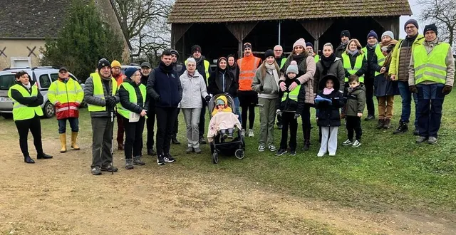 photo  les riverains se mobilisent pour préserver leur qualité de vie. malgré le froid, ils sont allés sur place, le long des champs pour mieux visualiser le projet.  &copy;  le maine libre 