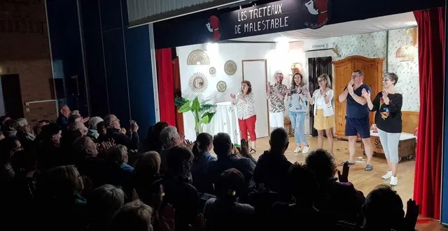 photo  les comédiens des tréteaux de malestable réunis après le succès des premières représentations de tais-toi françois !  &copy;  le maine libre 