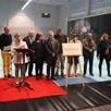 photo andré trottet, à droite, accompagné des membres du conseil municipal avec la plaque du gymnase à son nom.