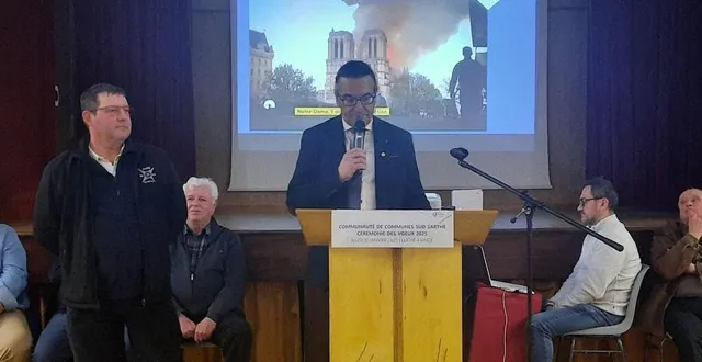 photo  françois boussard (derrière le pupitre) a souhaité mettre à l’honneur patrick jouenne, qui a participé à la restauration de notre-dame de paris.  &copy;  ouest-france 