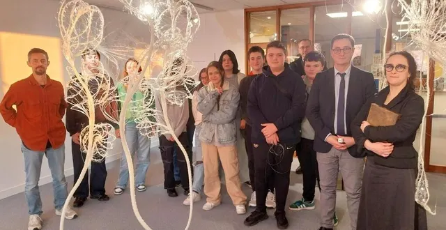 photo  l’exposition avec des lycéens qui ont installé et découvert l’exposition. à droite l’artiste marjolaine salvador morel et stéphane garnung proviseur et à gauche aurélien manier professeur documentaliste.  &copy;  ouest-france 