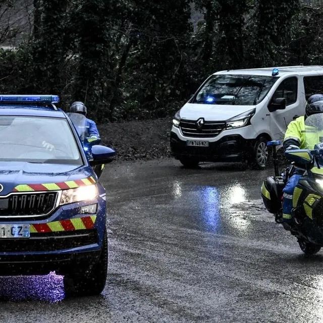 photo ici le convoi transportant monique olivier est entré quelques minutes dans la carrière des trois vallées (c3v) de tinchebray-bocage de jeudi 23 janvier 2025.  photographe : martin roche  ©  martin roche / ouest-france