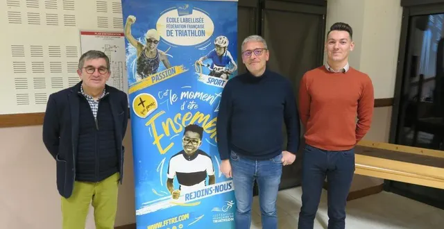 photo  yohann tessé (à droite) quitte la coprésidence partagée avec christophe lambert (à gauche), tandis que benoît bellier (au centre) a validé sa formation d’entraîneur de triathlon.  &copy;  ouest-france 