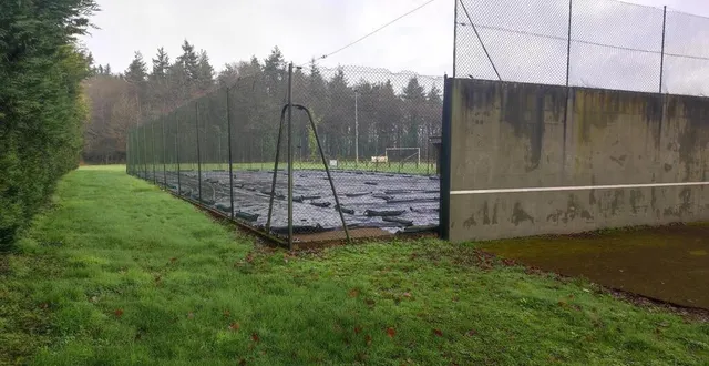 photo  en lieu et place du terrain de tennis, un projet de city stade est dans les cartons.  &copy;  ouest-france 