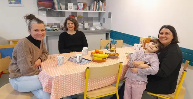 photo  au centre, charlotte normandin, référente famille au centre socioculturel des coteaux du layon, en compagnie de deux mamans.  &copy;  co 