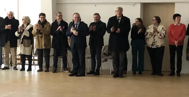 photo  patrice leboucher, maire, entouré de nombreux élus de son conseil et autres collectivités territoriales.  &copy;  le maine libre 