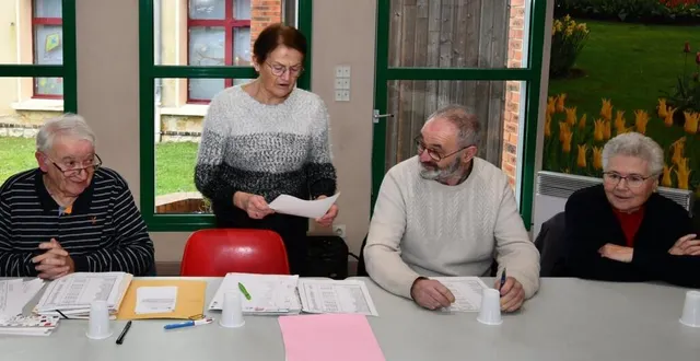photo  simone bourlier, présidente du club des seniors (au centre).  &copy;  le maine libre 