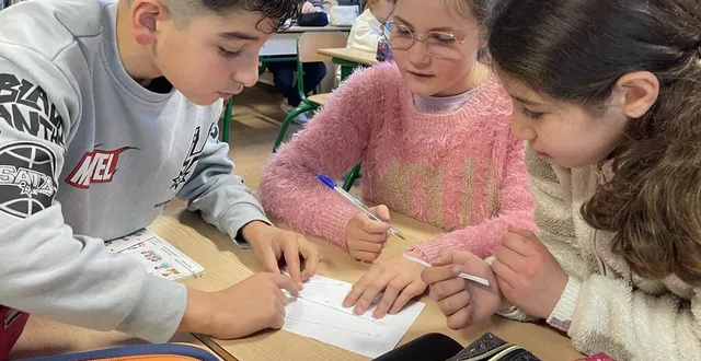 photo  des élèves de cm1 - cm2 de l’école saint-françois-de-sales, à alençon, planchent sur un exercice de mathématiques en suivant les règles fixées par le jeu du bon comportement, le good behavior game (gbg).  &copy;  ouest-france 