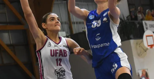 photo  saumur et chloé naudin (en bleu) espèrent poursuivre leur parcours en coupe  &copy;  co - michel durigneux 