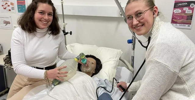 photo  vinciane et tifenn, étudiantes à l’école d’infirmières ifsi à la flèche (ici pendant les portes ouvertes du mercredi 22 janver), terminent leurs études en 2025.  &copy;  le maine libre 