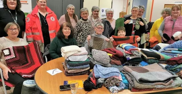 photo  chantal moreau, (veste orange), bénévole du samu social est venue chercher les couvertures, écharpes, bonnets et gants tricotés par les dames de l’atelier petites mains bricoleuses mardi après-midi.  &copy;  le maine libre 