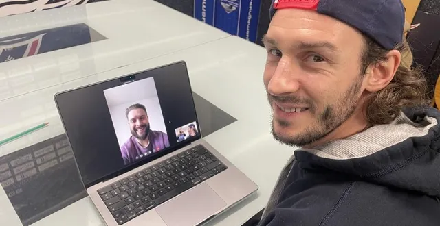 photo  philippe halley, le joueur des ducs, en conversation à distance avec tommy giroux, l’attaquant de bordeaux. les deux amis d’enfance seront adversaires ce vendredi.  &copy;  rb 