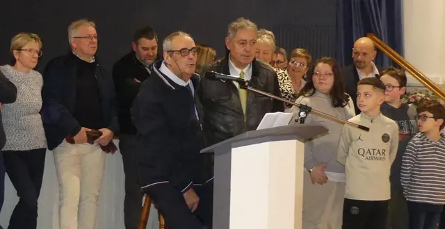 photo  xavier jamois, maire, accompagné par le conseil municipal de dollon et michel leroy, président de la communauté de communes des vallées de la braye et de l’anille.  &copy;  le maine libre 