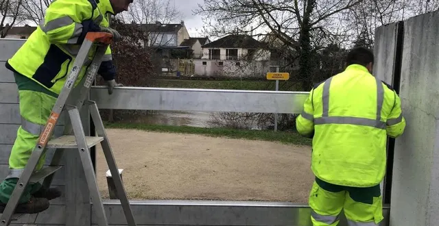 photo  régulièrement, des retenues d'eau provisoire, appelés batardeaux, sont installées pour éviter les crues, comme ici, au bout de la rue d'australie, au mans (sarthe), en janvier 2024.  &copy;  archives ouest-france 