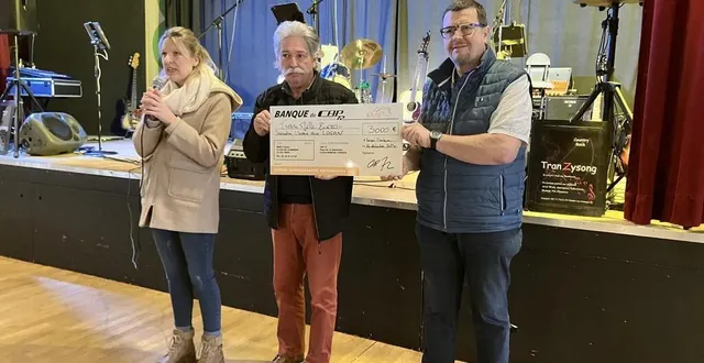 photo  brenda hillaire, la maman de logan, a reçu le chèque des mains d’alain royeau, président, et d’olivier chollet, vice-président du club auto-passion 72.  &copy;  le maine libre 