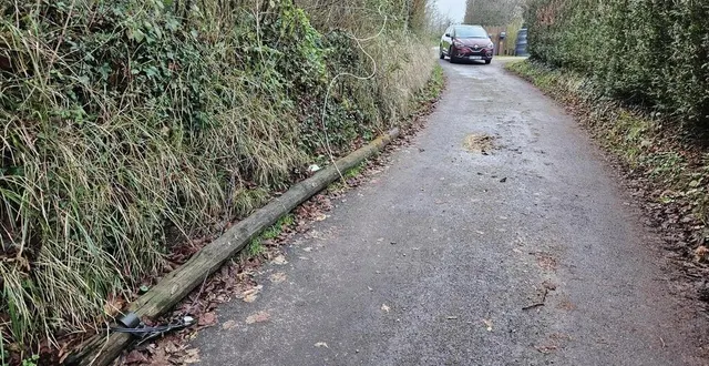 photo  le poteau couché le long de la chaussée très étroite pose un sérieux problème de sécurité au hameau de saint-barthélémy, à saint-germain-du-corbéis (orne).  &copy;  ouest-france 