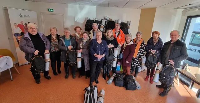 photo  la distribution de sacs à dos aux sans-abri organisée par admr 72 s’est faite en étroite collaboration avec la croix rouge française, et en partenariat avec le samu social, la ville du mans, l’association maraude 72.  &copy;  ouest-france 