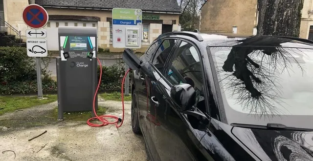 photo  la borne de recharge électrique ouest charge (siéml) de la place de l’europe à baugé.  &copy;  co – christophe ricci 