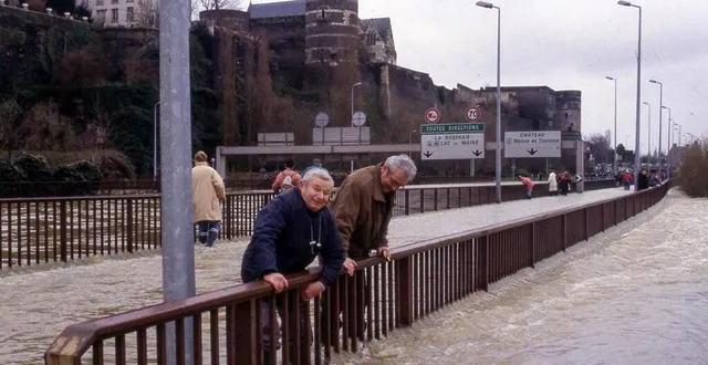 photo  angers, dimanche 29 janvier 1995. des angevins en bottes bravent les assauts d’une maine en furie.  &copy;  archives co – nathalie bourreau 