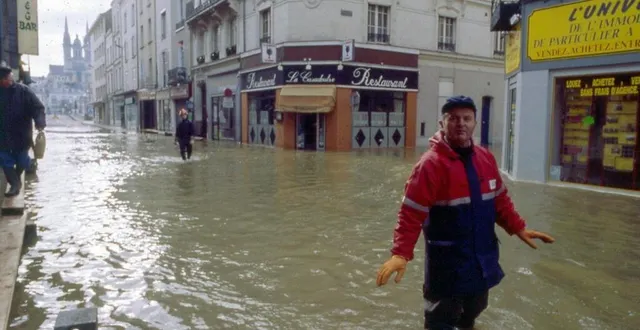 photo  angers, le 2 février 1995. scène du quotidien en pleine crue, rue beaurepaire dans la doutre.  &copy;  co – yolande mignot 