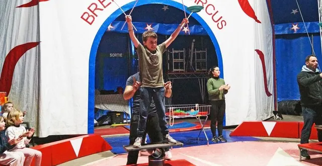 photo  à la fin de chaque semaine, les enfants des quatre classes qui auront passé trois jours et demi sous le chapiteau se produisent en spectacle devant leurs parents. l’apothéose d’une semaine bien remplie.  &copy;  ouest-france 