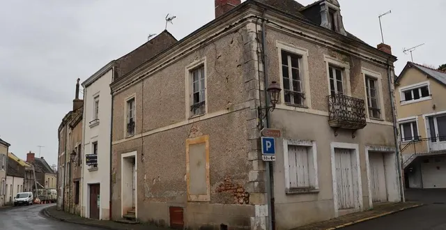 photo  le conseil municipal d’avoise se retrouve fort démuni face à l’état de délabrement de certaines maisons du quartier de l’église.  &copy;  ouest-france 