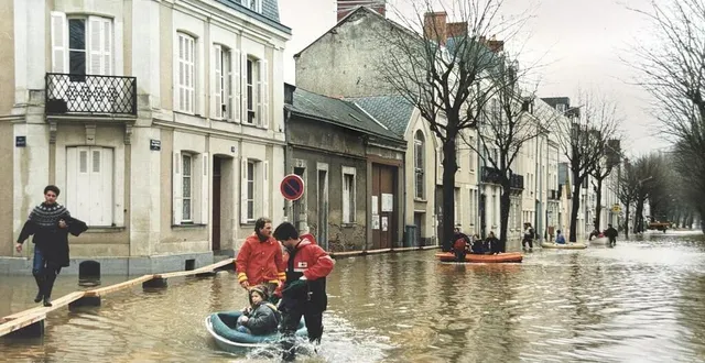 photo  les bateaux mis à disposition par la base nautique du lac de maine ont servi à l’évacuation de certains angevins.  &copy;  collection personnelle geneviève tesseire-jeanneteau 