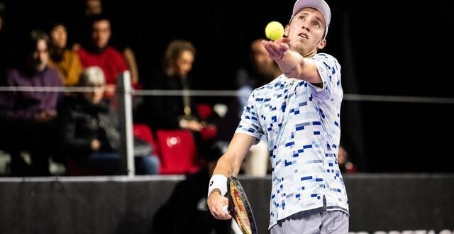 photo  s’appuyant sur grosse qualité de service, sascha gueymard-wayenburg s’offre sa première demi-finale en challenger. il affrontera matteo martineau en demi-finale de l’open de quimper.  ©  kévin guyot / ouest-france 