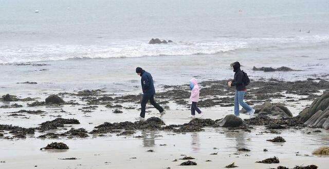 photo  « dépêchez-vous. quand nous serons au bout de la plage, on pourra traîner sur facebook pendant 20 minutes ».  ©  photo d’illustration : marc ollivier / archives ouest-france 