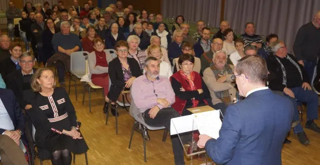 photo  david chollet, maire, devant une salle comble, a défini les orientations pour 2025.  &copy;  ouest-france 