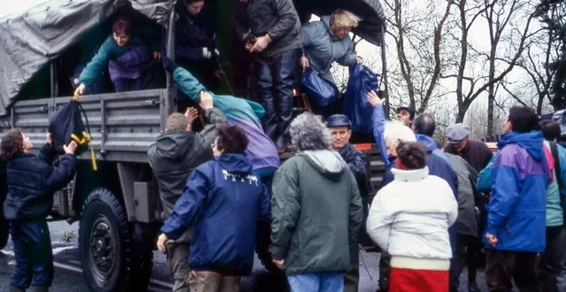 photo  cheffes, vendredi 27 janvier 1995. le génie et ses véhicules ont participé à l’évacuation du village.  &copy;  archives co – philippe bonnarme 