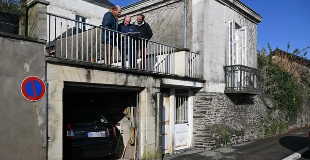 photo  angers, promenade de reculée, 11 janvier 2025. ces trois habitants du village de reculée consultent depuis une terrasse l’album photo des inondations de 1995 quand la maine, qui coule paisiblement sous leurs fenêtres, s’était infiltrée dans une partie de leurs habitations.  &copy;  co - josselin clair 