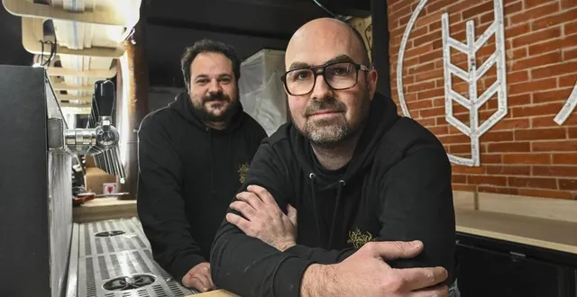 photo  matthieu reynaert (au premier plan) et françois breton lancent ensemble le crafty brewpub du mans, rue de la barillerie. matthieu s’occupera du bar, françois étant occupé par sa distillerie à loudun.  &copy;  le maine libre – denis lambert 