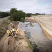 photo  à montjean-sur-loire, les travaux de confortement de la digue. un chantier coûteux évalué à un million d’euros par kilomètre. 