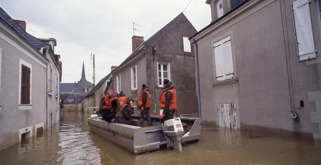 photo  en 1995, la commune de cheffes, inondée, était évacuée en urgence.  &copy;  jean michel niester / archives ouest france 