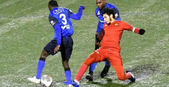 photo  la pelouse du poiré b, en décembre 2025, ne semblait guère en meilleur état…  &copy;  le maine libre 