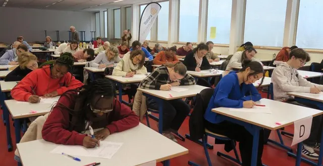 photo  des participants très concentrés sur une dictée assez difficile.  &copy;  ouest-france 