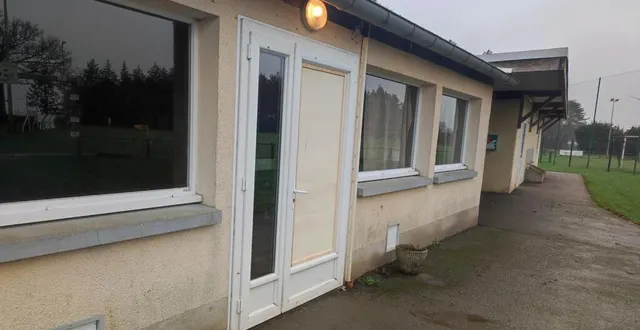 photo  la porte d’entrée principale du bar du stade d’angrie a été brisée.  &copy;  co 