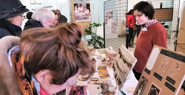 photo  le stand du cabinet de macassar notamment, a beaucoup attiré les visiteurs qui se sont intéressés de très près au travail de clémence pavec, la professionnelle ébéniste et marqueuse passionnée.  &copy;  le maine libre. 