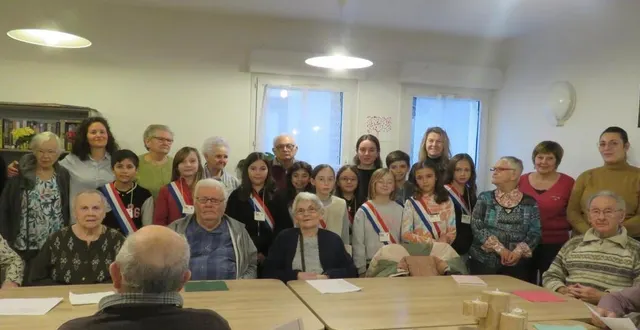 photo  les enfants du conseil municipal enfants ont rencontré les résidents de la marpa de saint-saturnin. les enfants ont chanté quelques chansons que les personnes âgées ont beaucoup aimé.  &copy;  le maine libre 
