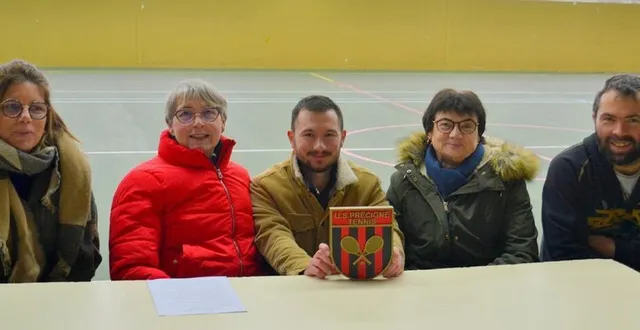 photo  les membres du bureau de l’usp tennis ont affiché avec fierté leur logo lors de l’assemblée générale.  &copy;  le maine libre 