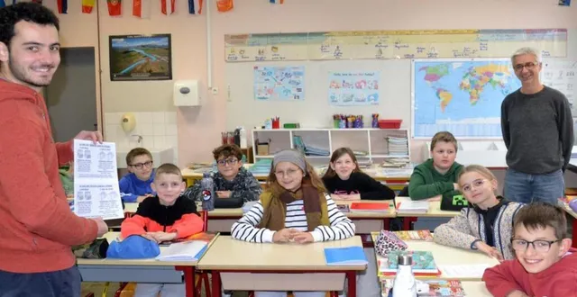 photo  mathis batereau a présenté son périple en 4l aux élèves de la classe d’emmanuel dehoux.  &copy;  le maine libre 