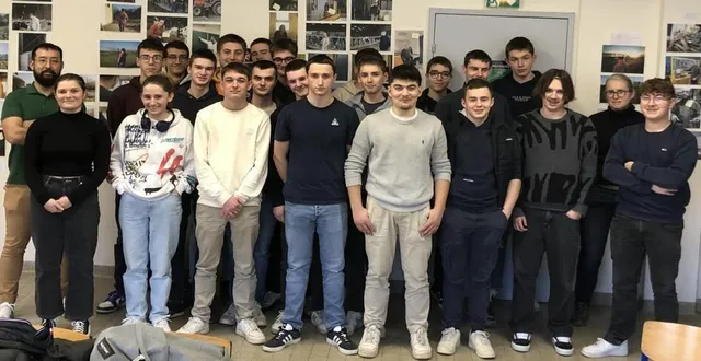 photo  les vingt-neuf élèves de la classe terminale en agroéquipement, concepteurs de l’exposition  &copy;  le maine libre 