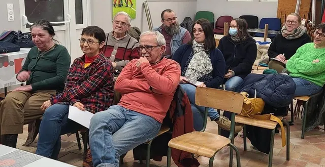 photo  une dizaine d’adhérents présents à l’assemblée générale de l’association laïque du pays fertois.  &copy;  le maine libre 