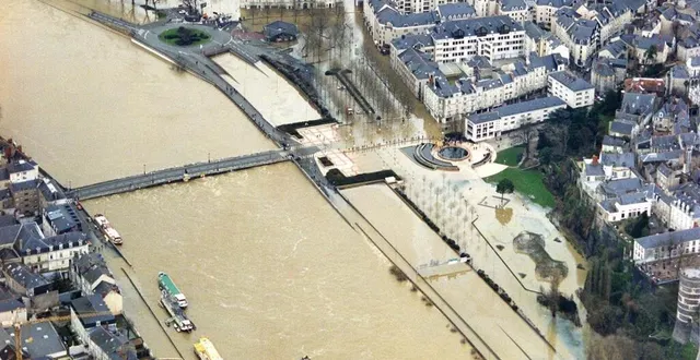 photo  les trémies sous l’eau en janvier 1995, dans la traversée d’angers, sur la rive gauche de la maine. avec le pont de verdun complètement noyé.  &copy;  archives co – nathalie bourreau 